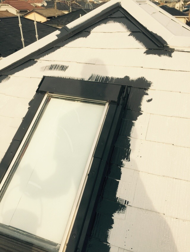 埼玉県の屋根塗装工事の中塗り施工中