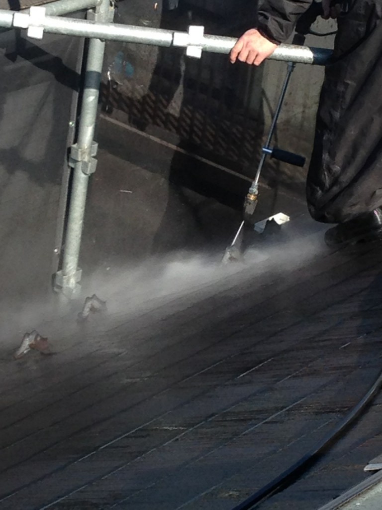 埼玉県の屋根塗装工事の高圧洗浄施工中