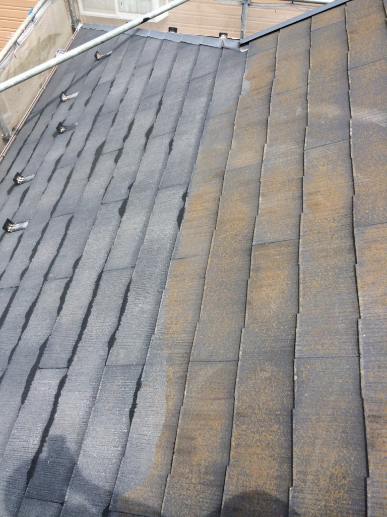 屋根の高圧洗浄の施工中