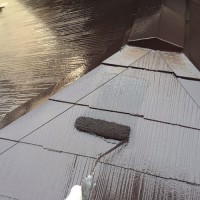 東京都品川区の屋根塗装の上塗り施工中