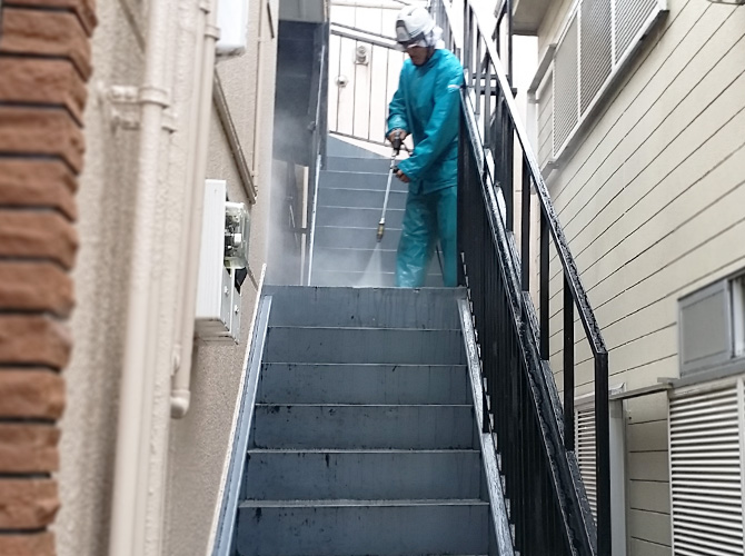 外階段の高圧洗浄