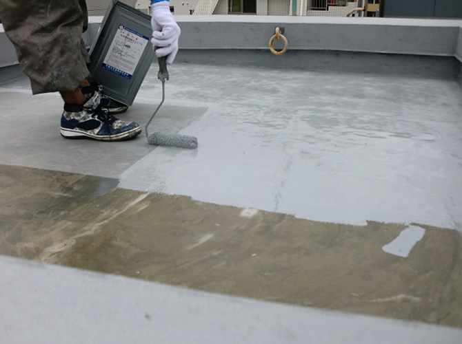 屋上床部分の防水材の塗布中