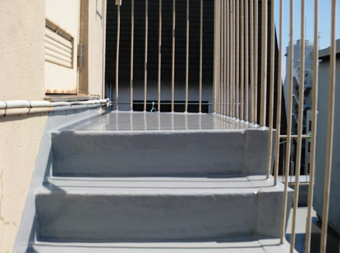階段部分の防水材塗布