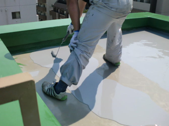屋上床の防水材の塗布中