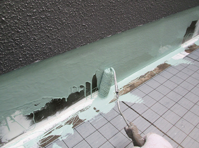 立上り部分の防水材の塗布