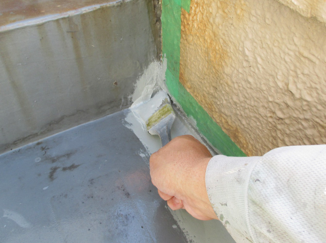 入隅個所の防水材の塗布