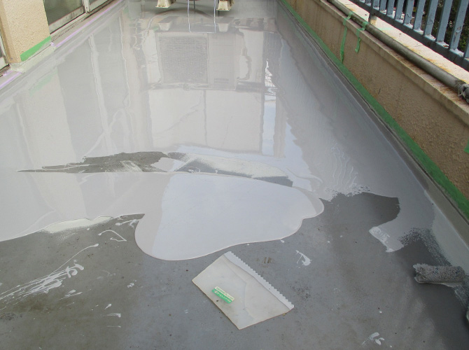 バルコニー床部分の防水材の塗布中