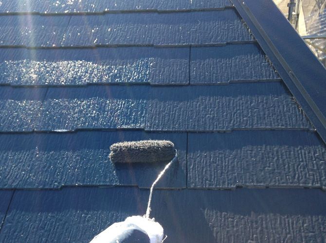 屋根塗装の上塗り施工中