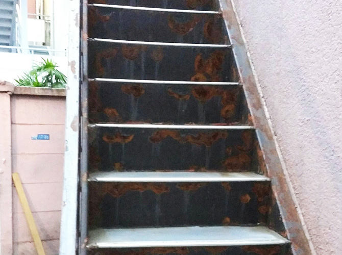鉄骨階段のサビ止め塗装前