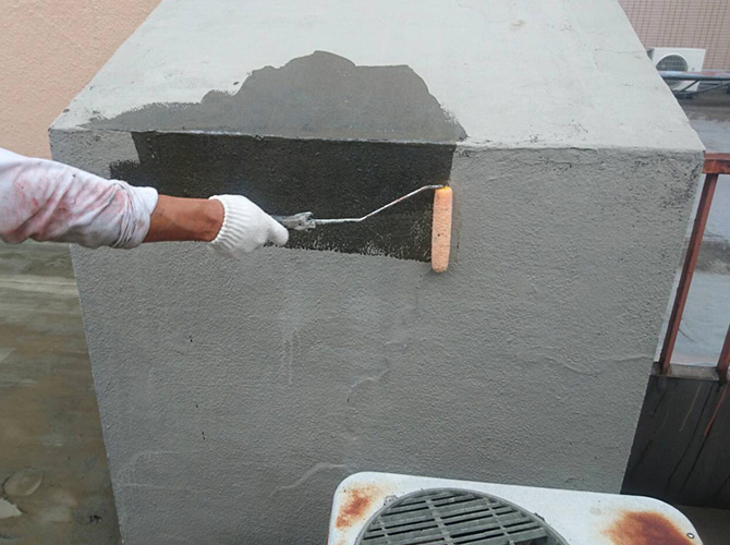 屋上設備のプライマー塗布