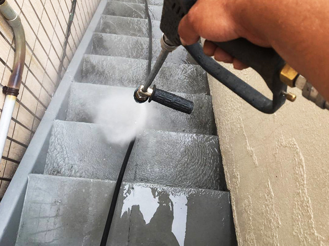 外階段の高圧洗浄