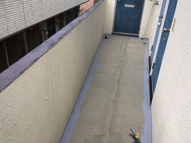 廊下の防水材の塗布