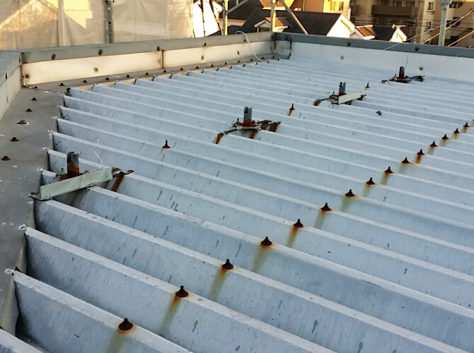 折板屋根暑さ対策遮熱塗装工事の施工前
