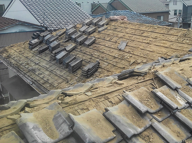 屋根葺き替え工事の瓦屋根の撤去中