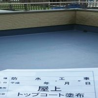 屋上FRP防水のトップコート塗布