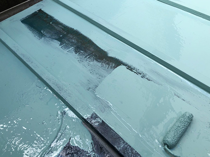 トタン屋根防水工事のウレタン防水材の塗布