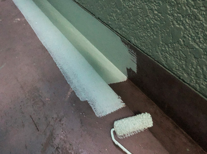 廊下側溝のウレタン防水剤の塗布