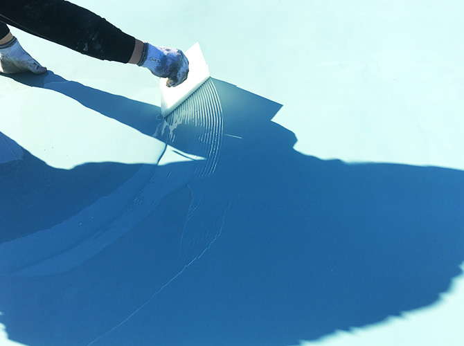 屋上床のウレタン防水材二層目塗布