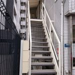 大和市Oビルの外階段長尺シート工事 – テナントビルの階段リフォーム