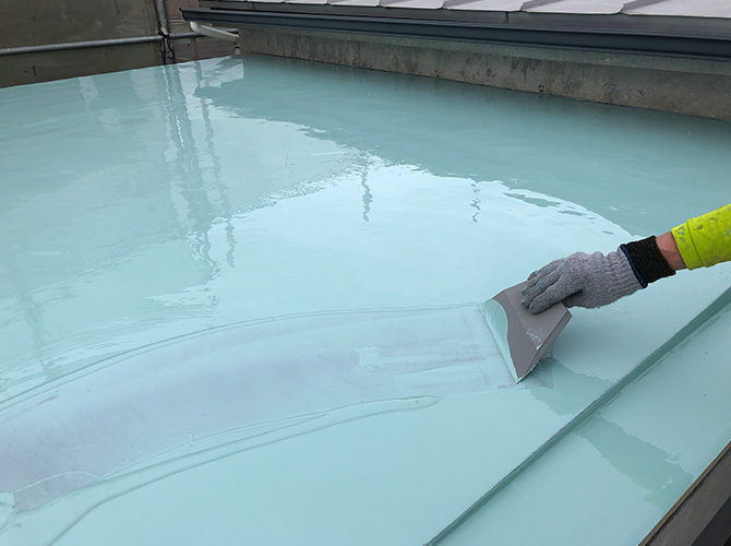 屋上床のウレタン防水材塗布